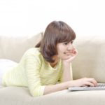 ソファーでくつろぐ